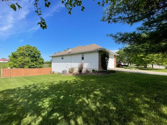 Photo - FULLY FURNISHED 4 BEDROOM, WALKOUT BASEMENT - SHORT TERM 6 MONTH RENTAL AVAILABLE IN OZARK!
