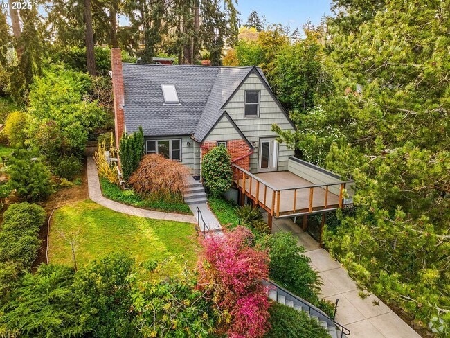 Building Photo - Gorgeous College Hill 4 BD, 3BA in desirab... Rental