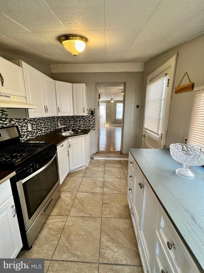 Kitchen - 1405 Cotton St