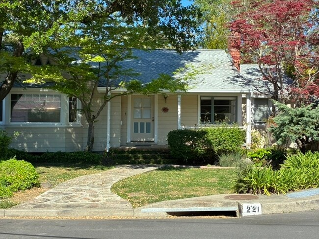 Building Photo - 221 Brookside Dr