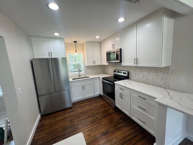 Building Photo - ANNUAL ** $1,600/month ** 3/4 Mile from Su... Rental
