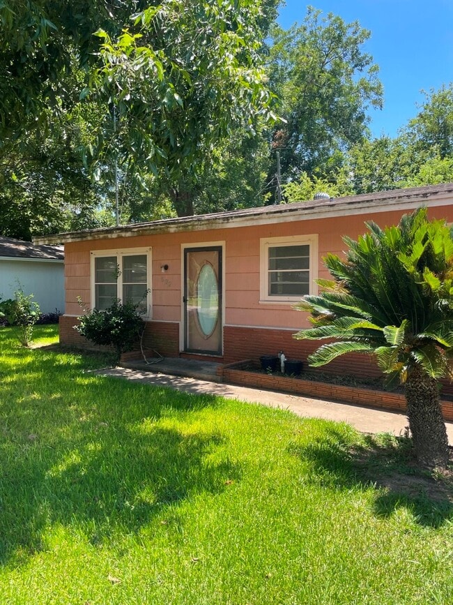 Photo - 502 Breezy Ln