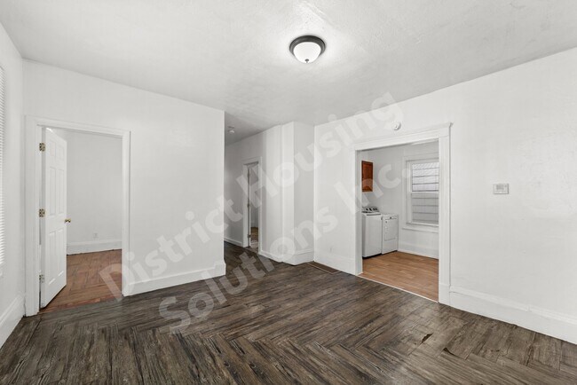 8302 Sowinski Ave Unidad Lower