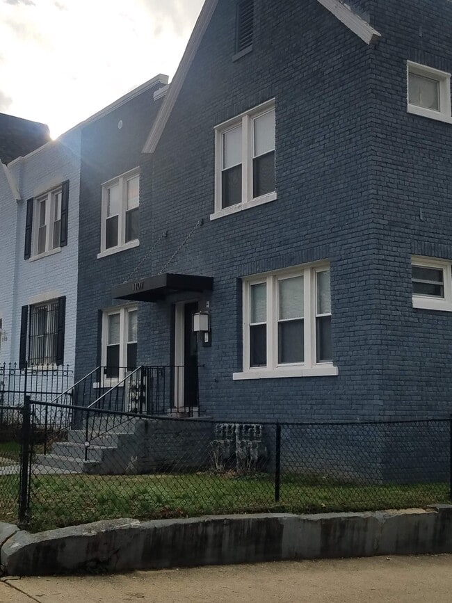 Building Photo - 1107 Penn St NE Unit #1 Rental