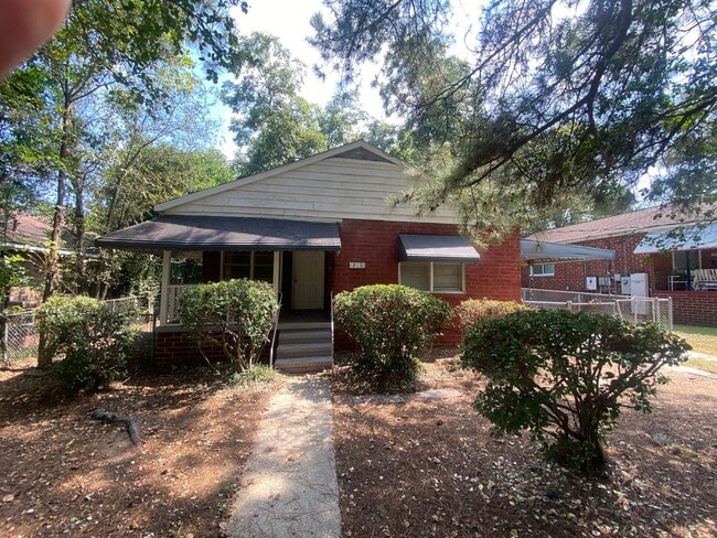 Building Photo - *** 3 Bedroom / 1 Bathroom House for rent ...