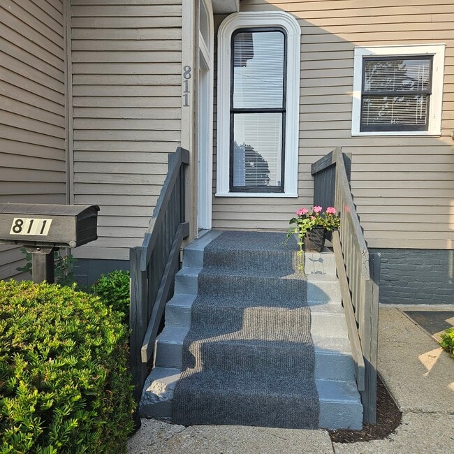 Building Photo - 811 Tyler St Unit SIDE APARTMENT