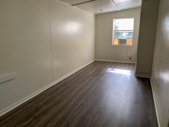 Photo - 4/2 House - Walking Distance to UF Law Sch...