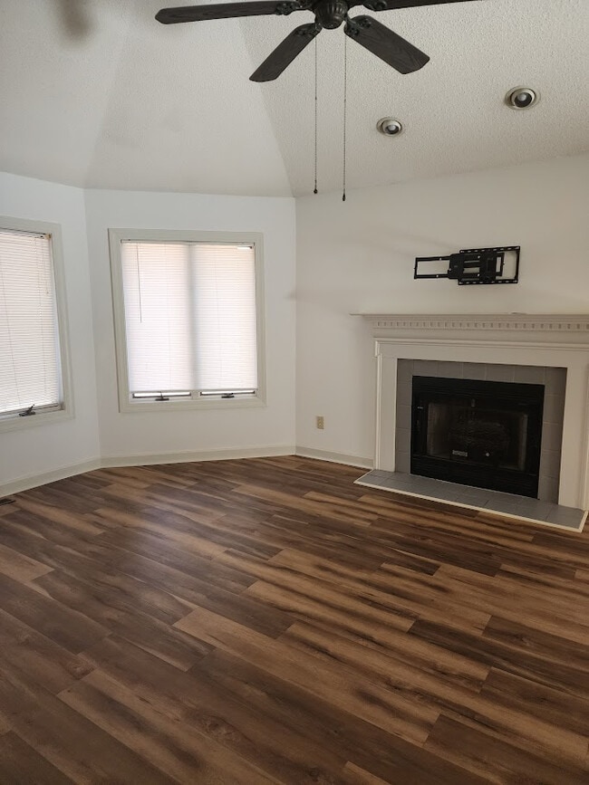 Photo - Room in Apartment on Knollwood Dr