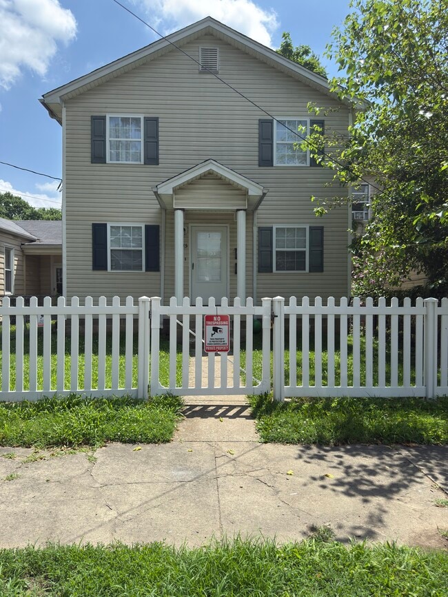 Building Photo - Churchill Downs Residence Unit 2