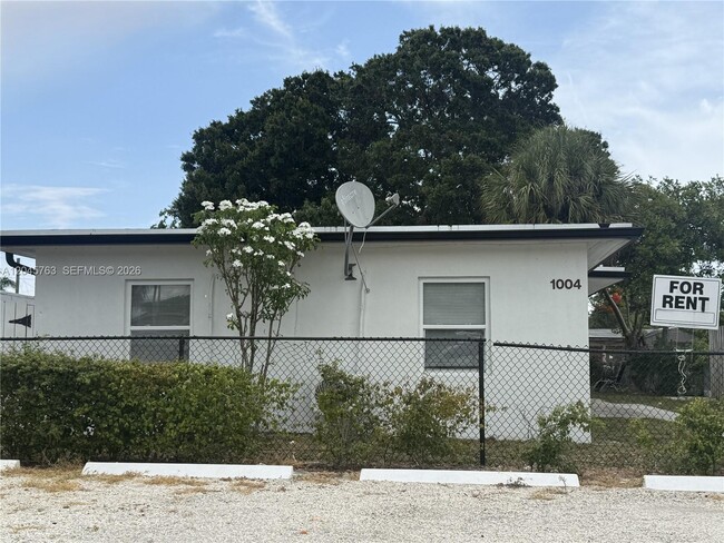 Building Photo - 1004 SW 24th Ave Unit 1-W