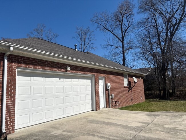 Photo - Spacious 3 Bedroom Home In Manchester...