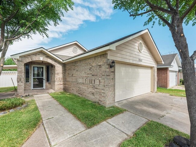 Photo - 7307 Village Lake Dr House