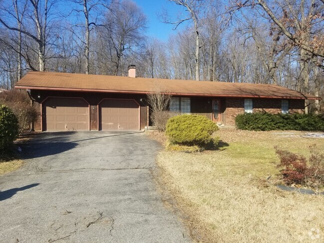 Building Photo - Sprawling Ranch, w/finished basement Rental