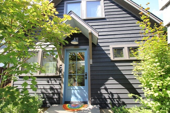 Building Photo - 1553 SE Umatilla St Rental