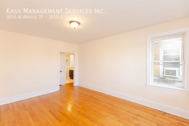 Photo - 3055 W Argyle St Unidad 3055-1