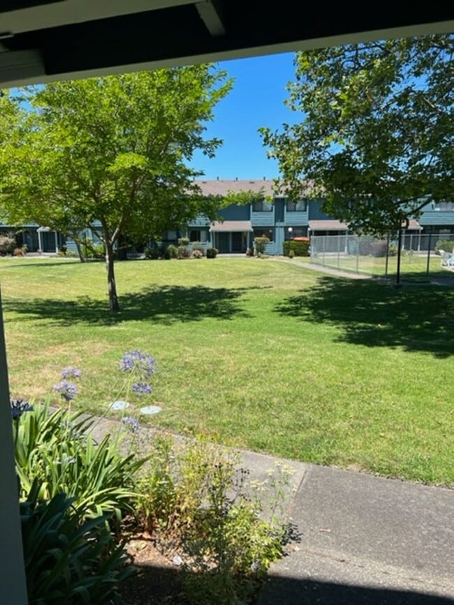 Building Photo - Spacious Condo with Private Patio
