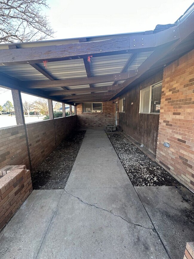 Photo - Big and Spacious 5 Bed Home! Huge Back Yard!