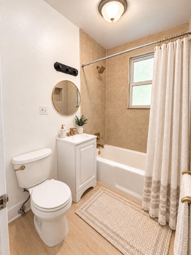 462 Leslie St Unit 1L
