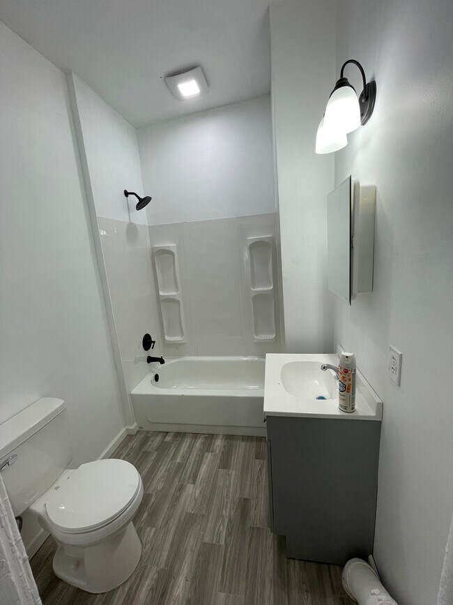 Photo - 132 N West St