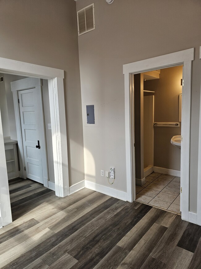 Photo - 101 E Main St Unidad B