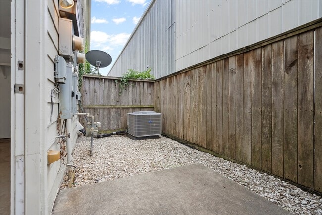 Building Photo - 8715 Meadowcroft Dr Unit 201 Rental
