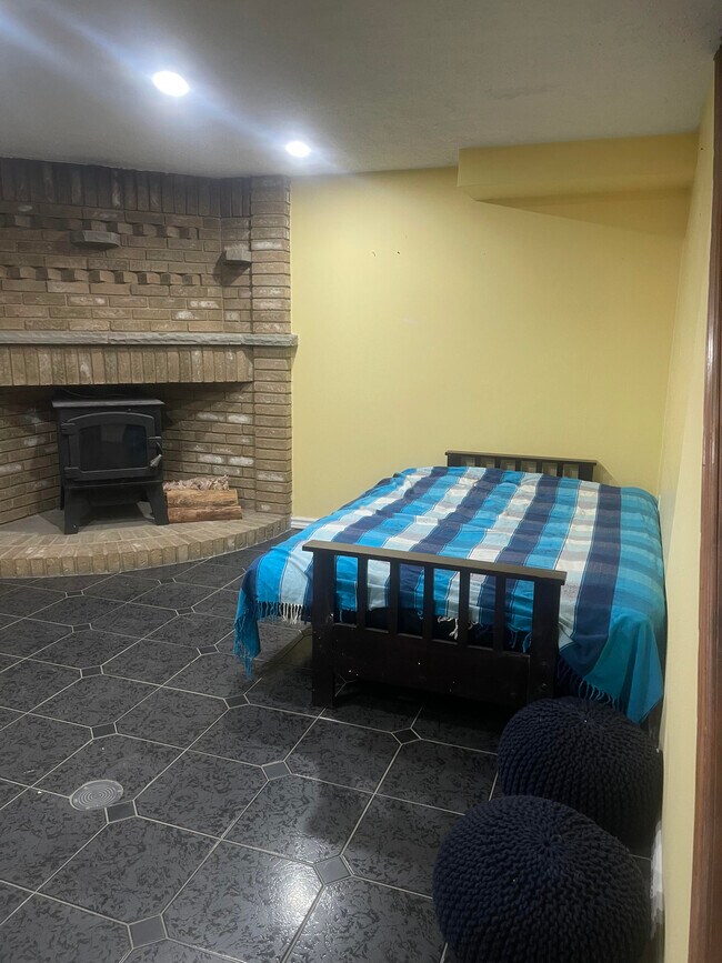 Photo - 700 Brock Av