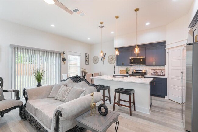 Photo - 890 Lucky St