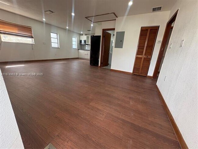 Photo - 3291 SW 25th St Unidad 3291 SW 25th St  2