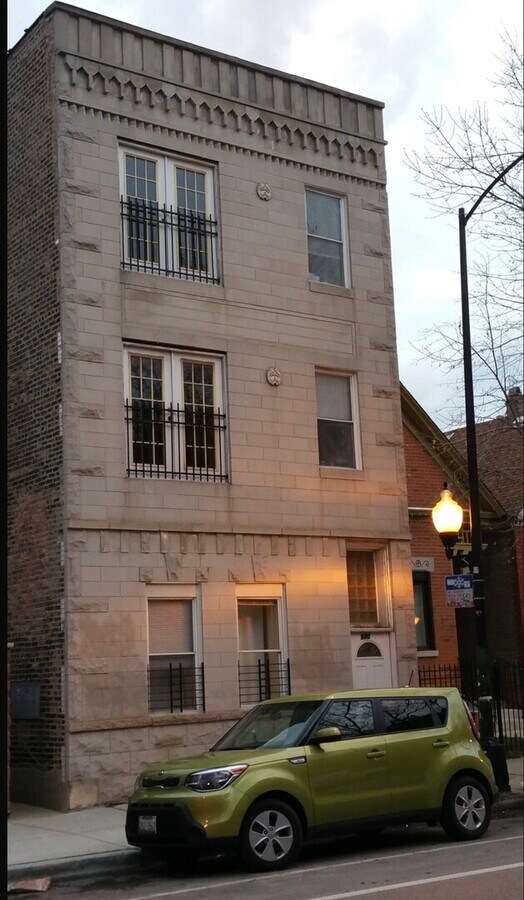 Photo - 840 N Damen Ave