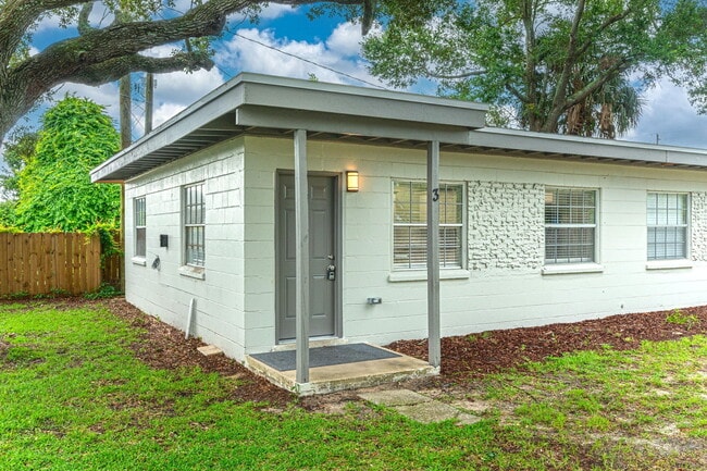718 Eglin Pkwy NE