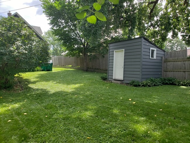Patio trasero con cobertizo de almacenamiento - 3044 Natchez Ave S