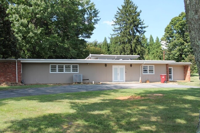 Building Photo - 2406 Browns Mill Rd