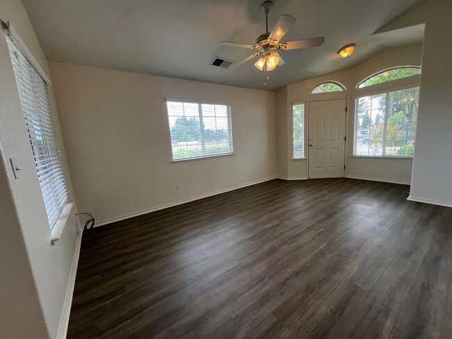 Photo - 995 Vineyard Way