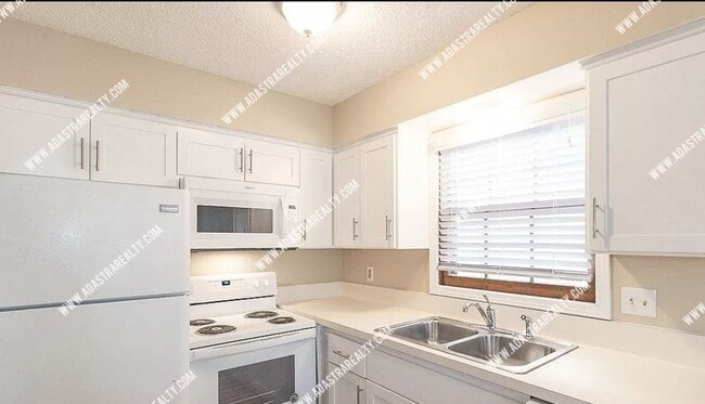 Photo - Beautiful and Spacious Townhome in LAWRENCE-Available in MAY!!