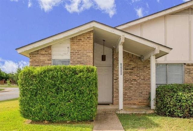 Building Photo - 2200 Westmoor Pl