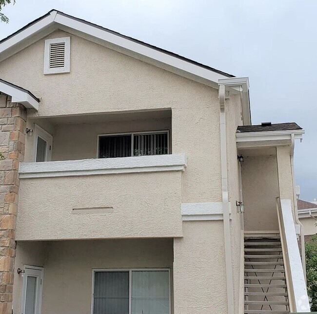 Building Photo - Upper-level condo