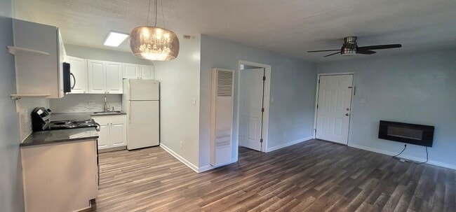 Photo - RENOVATED 1/1 w/ Deck, Washer/Dryer, & Granite Counters in Walkable Midtown Area! Available Augus...