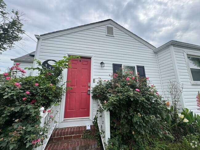 Building Photo - Charming 4-Bedroom Home with Fully Fenced ...