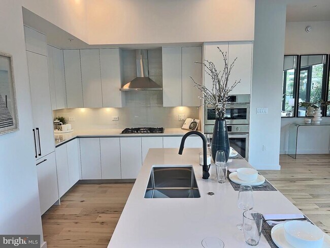 Building Photo - 3130 Potomac Ave Unit TH1