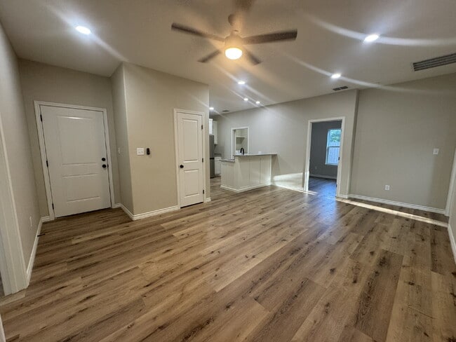 Photo - New 4BR/2.5BA Home – Perfect for Roommates, Walk to Campus! Unidad 101