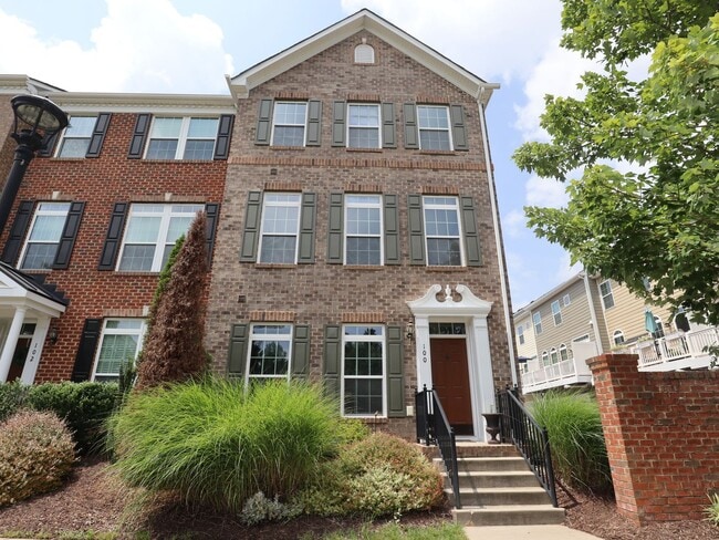 Building Photo - 4BR Corner Townhome in West Broad Village