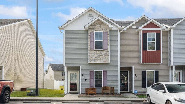 Building Photo - "Charming 2-Bed Townhouse with 2.5 Baths i...