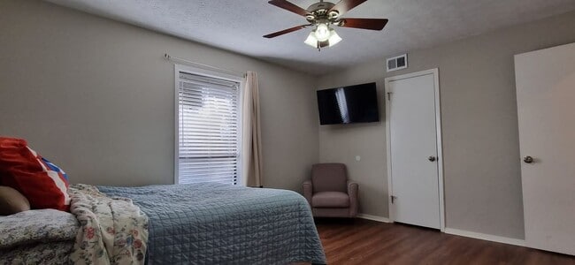 Photo - 704 Dunbar Dr