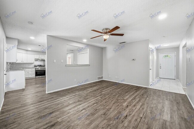 Photo - 808 Bullock Dr
