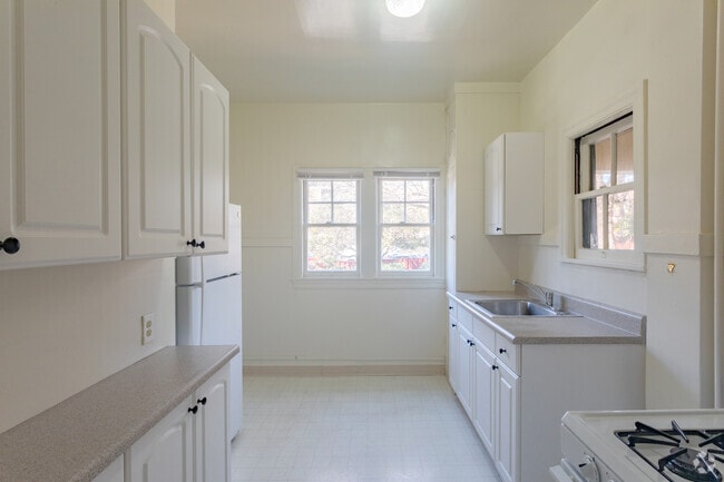 1BR, 1BA - 585SF - Kitchen - Garden Court