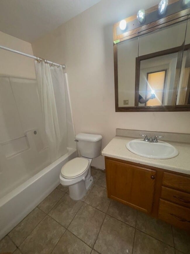 Photo - 822 W 8th St Unit #2