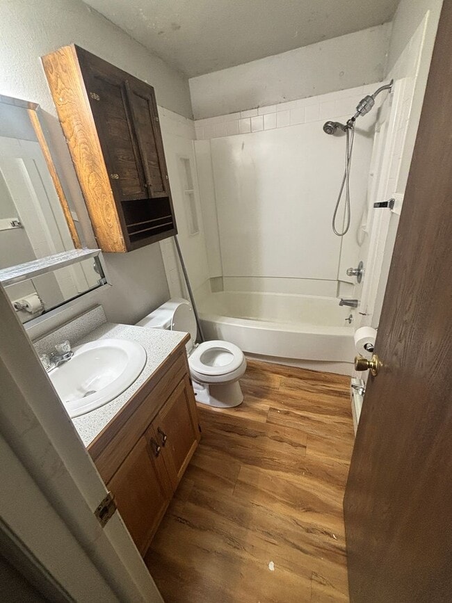 Building Photo - M1560 Unit B