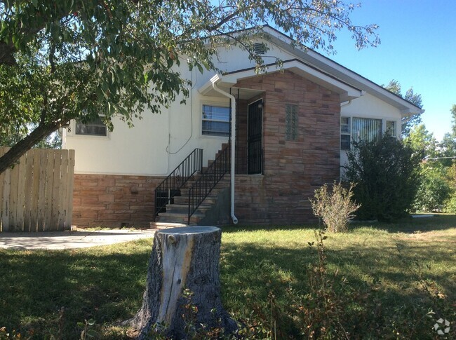Building Photo - 4 BEDROOM 2 BATHROOM SINGLE FAMILY HOME