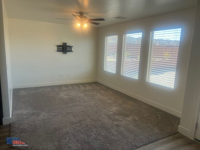 Photo - Large 4 Bedroom home in Desert Hollows