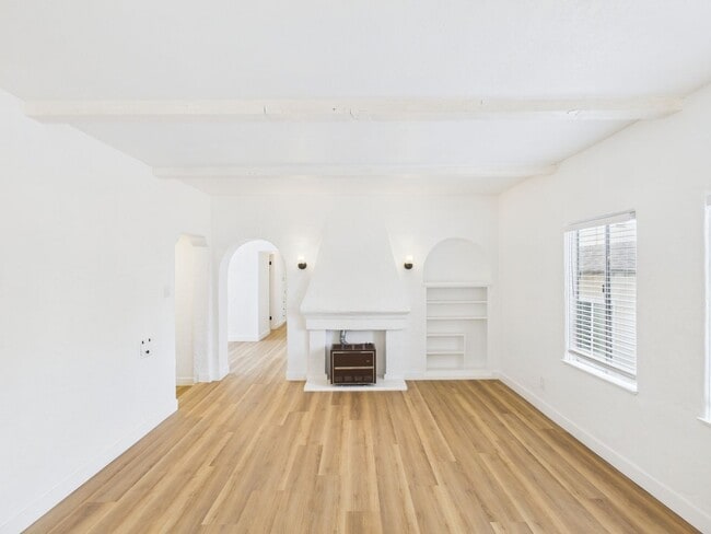 Photo - 1533 E 3rd St Unidad 1535